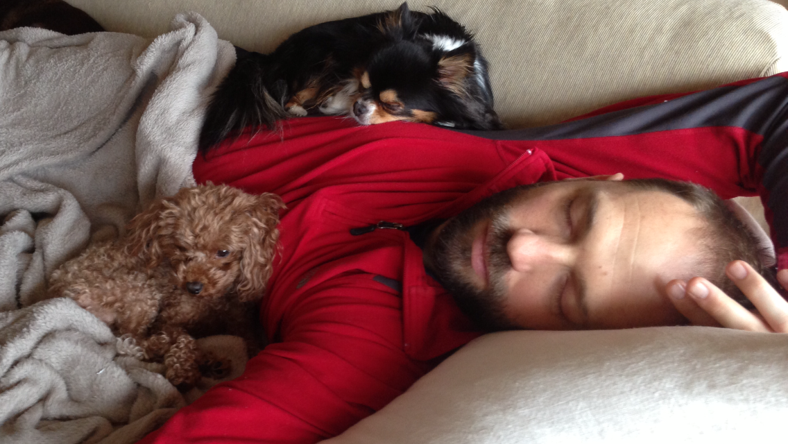 Angelo dorme con i cani